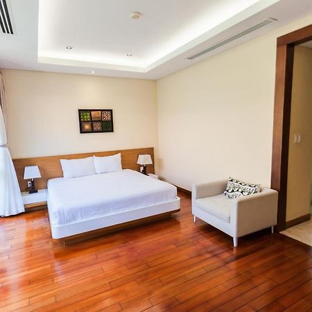 Deluxe Ocean Villa Along The Beach Da Nang Exterior photo